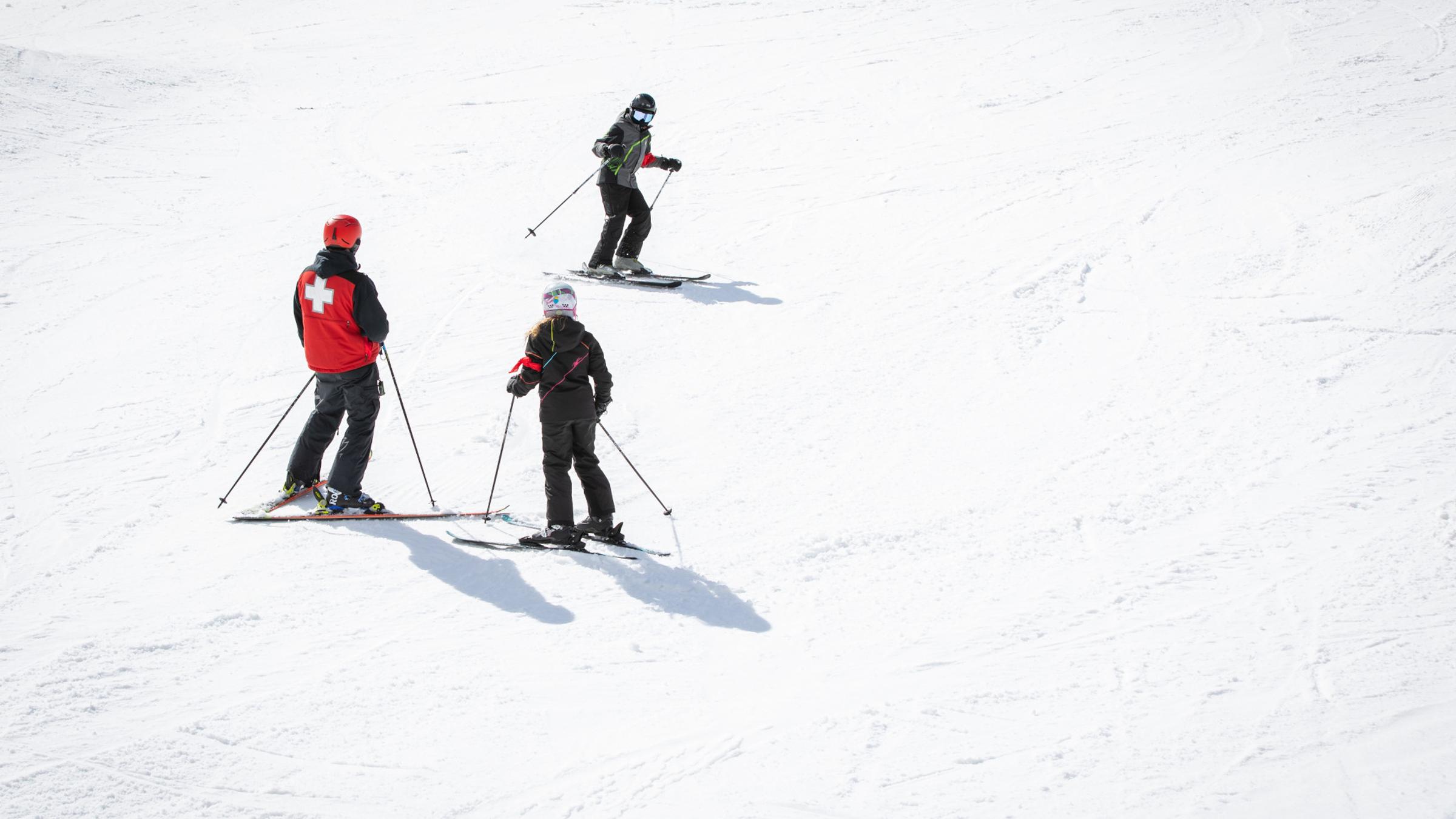 Scouts learning how to ski