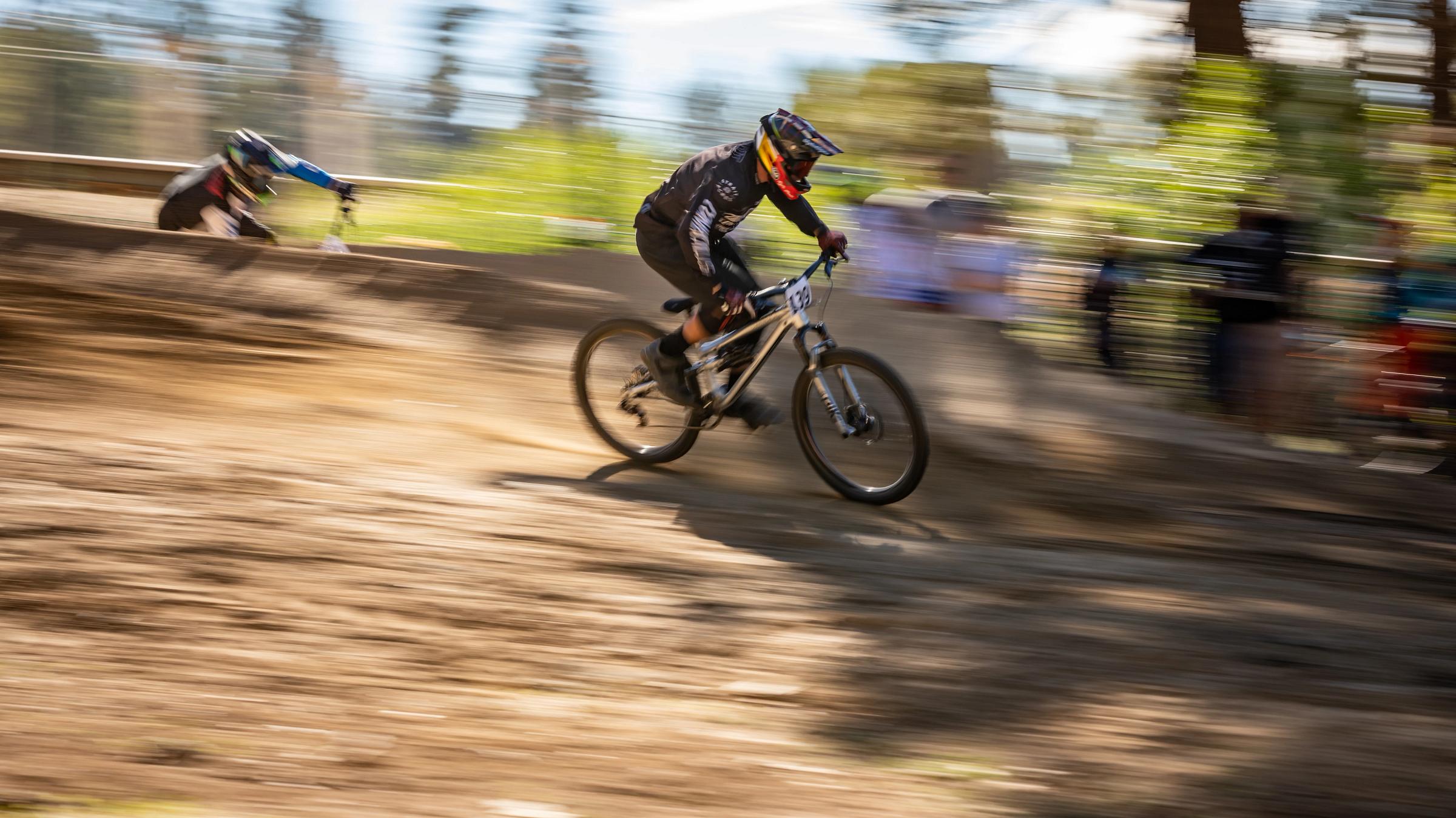 Two mountain bikers competiting in dual slalom