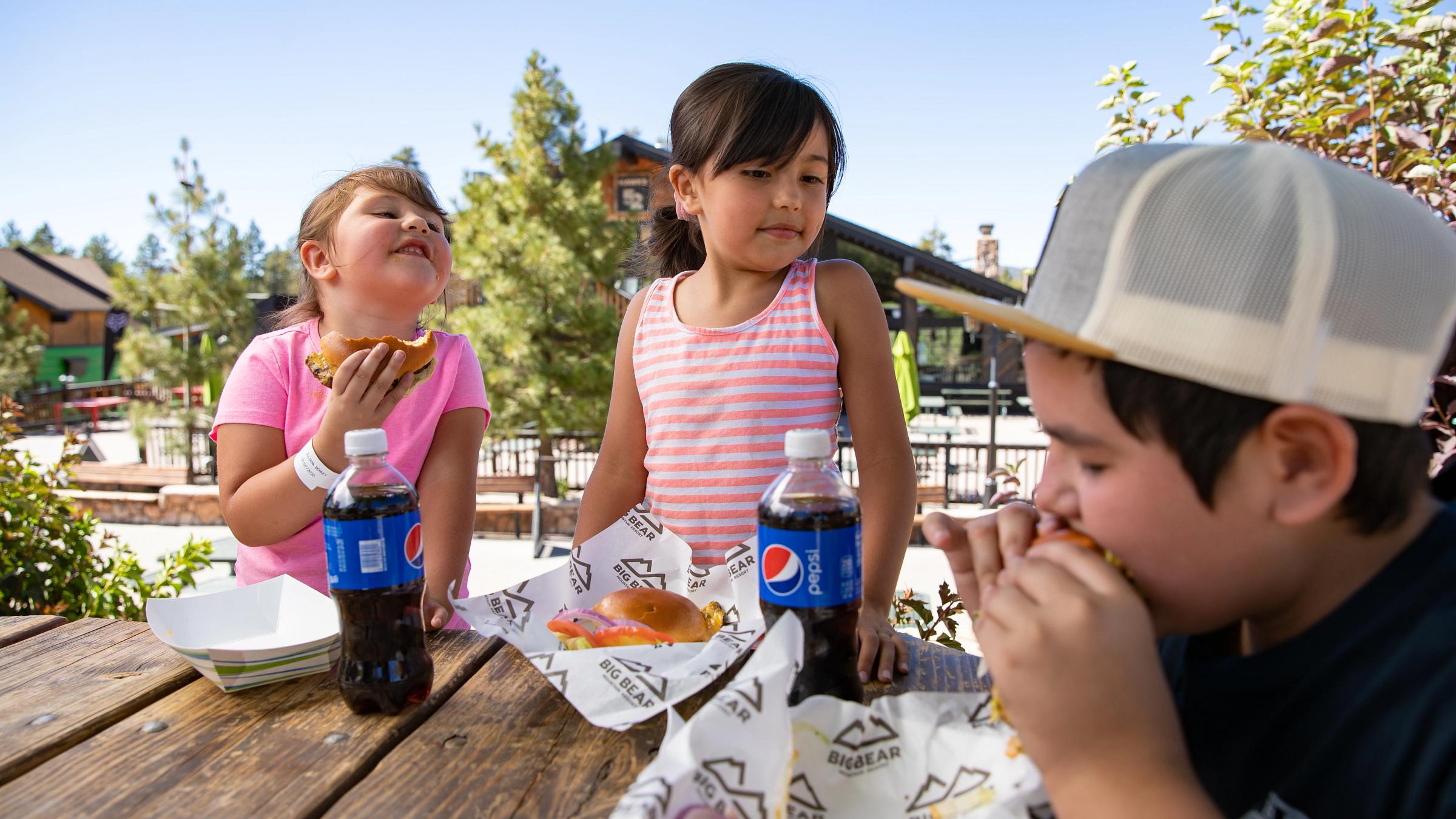 Kids eating lunch