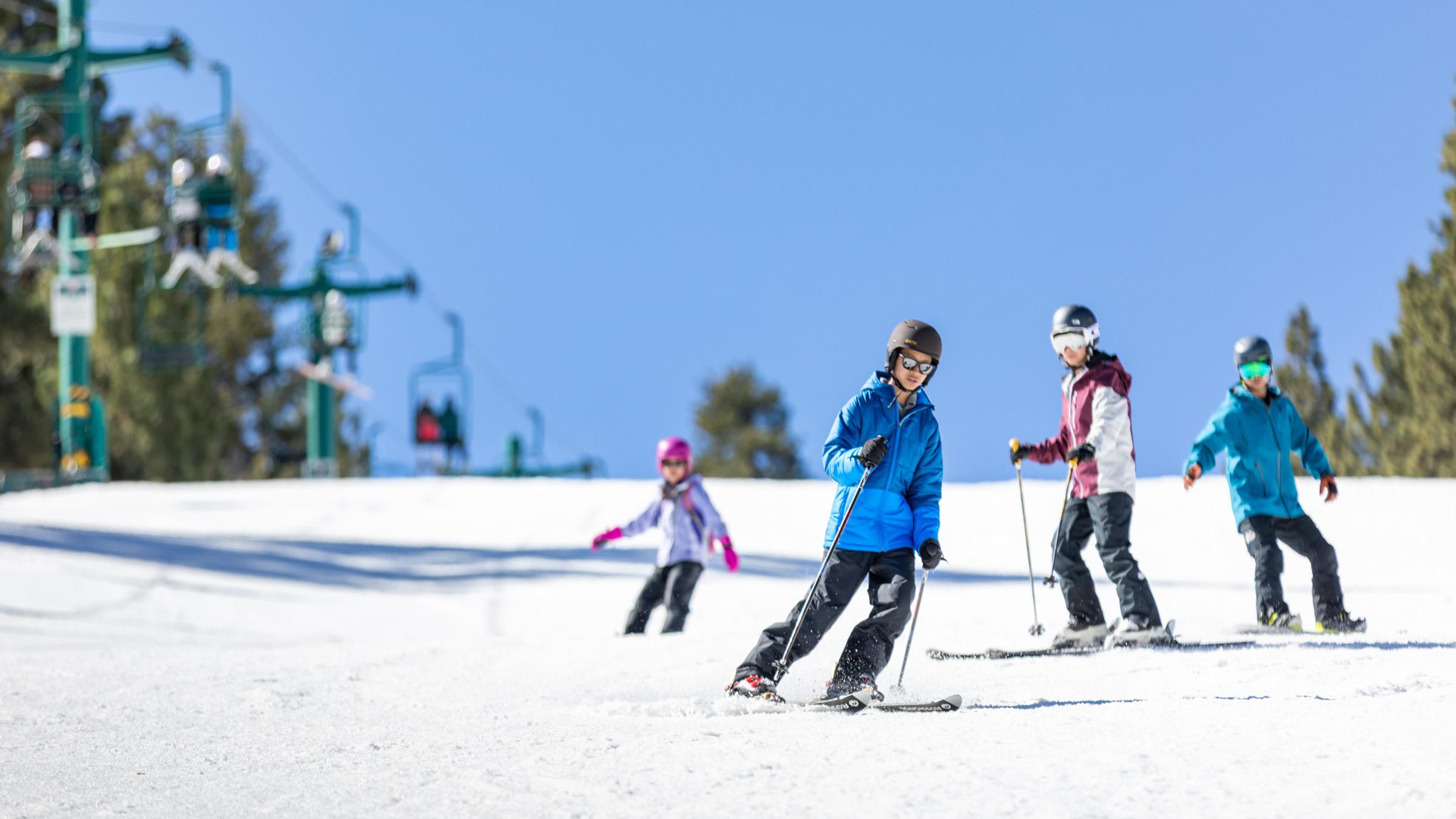 Family skiing 