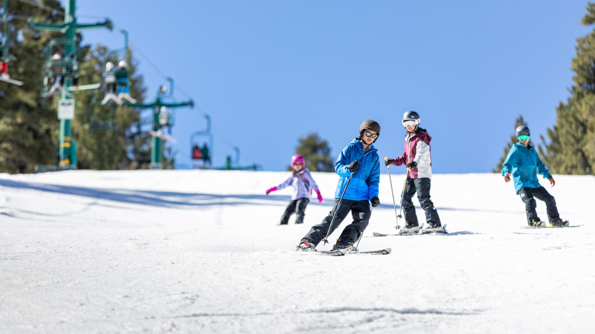 Family skiing 