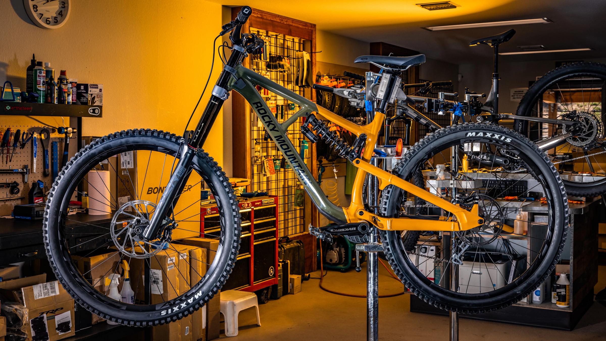 2022-05-24_SS_JM_Rental_Bikes_RockyMountain_Slayer-2.jpg