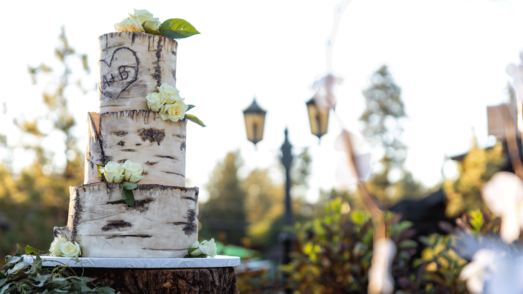 Tree look a like tree trump wedding cake 3 tiers